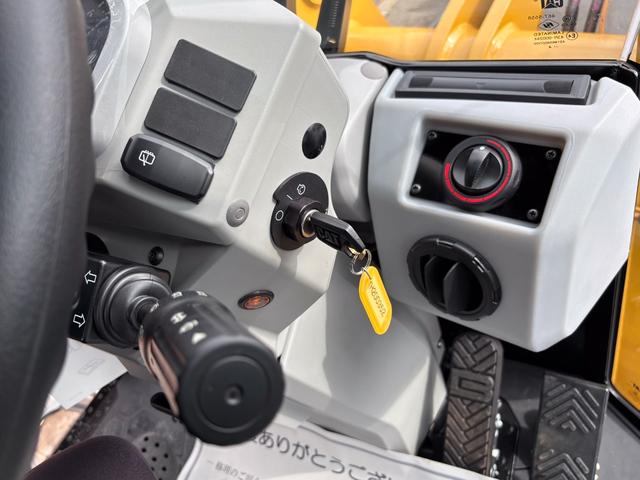 日本 　ＣＡＴホイールローダー９０２　除雪仕様　スノーバケット０．６立米　稼働３ｈ　未作業車　スノータイヤ　ヒーター　サスペンションシート　ラジオ　ＬＥＤ前照灯　ＬＥＤ作業灯　ディスコネクトスイッチ（45枚目）