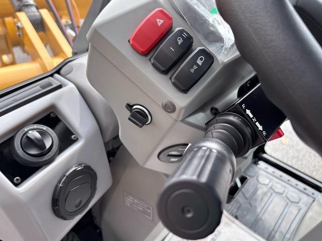 日本 　ＣＡＴホイールローダー９０２　除雪仕様　スノーバケット０．６立米　稼働３ｈ　未作業車　スノータイヤ　ヒーター　サスペンションシート　ラジオ　ＬＥＤ前照灯　ＬＥＤ作業灯　ディスコネクトスイッチ（46枚目）