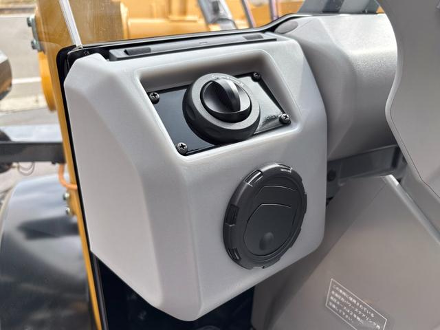 日本 　ＣＡＴホイールローダー９０２　除雪仕様　スノーバケット０．６立米　稼働３ｈ　未作業車　スノータイヤ　ヒーター　サスペンションシート　ラジオ　ＬＥＤ前照灯　ＬＥＤ作業灯　ディスコネクトスイッチ（48枚目）