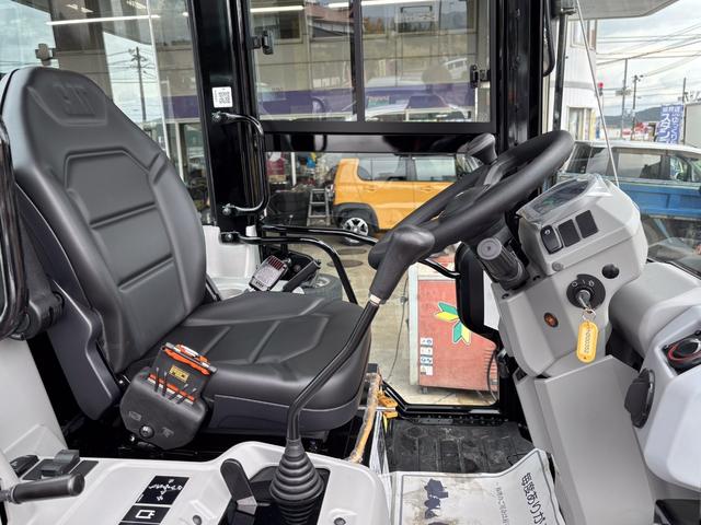 日本 　ＣＡＴホイールローダー９０２　除雪仕様　スノーバケット０．６立米　稼働３ｈ　未作業車　スノータイヤ　ヒーター　サスペンションシート　ラジオ　ＬＥＤ前照灯　ＬＥＤ作業灯　ディスコネクトスイッチ（49枚目）