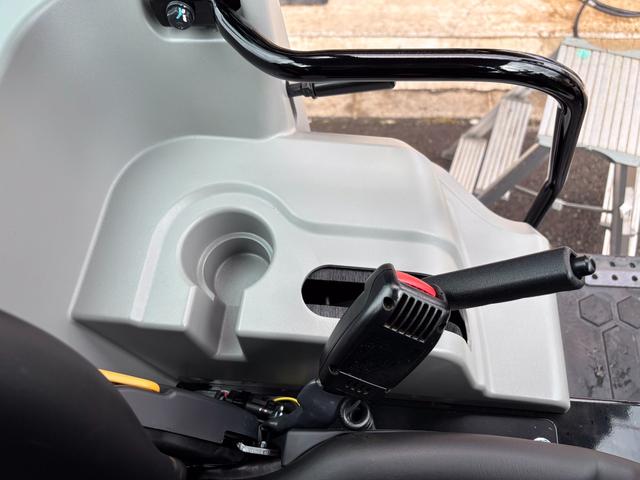 日本 　ＣＡＴホイールローダー９０２　除雪仕様　スノーバケット０．６立米　稼働３ｈ　未作業車　スノータイヤ　ヒーター　サスペンションシート　ラジオ　ＬＥＤ前照灯　ＬＥＤ作業灯　ディスコネクトスイッチ（54枚目）