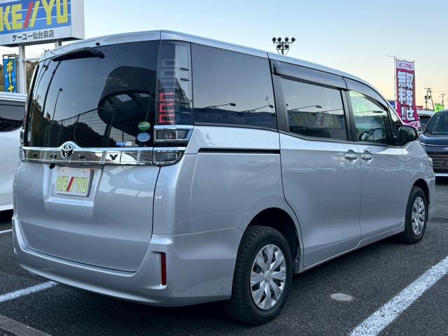 ヴォクシー X【兵庫県仕入/4WD/禁煙】 【4WD/後期型】【電動スライドドア/トヨタセーフティセンス/衝突軽減/レーンキープ】【7型ナビ/バックカメラ/BT接続/CD・DVD再生】【ドラレコ/クルコン/LEDライト/ETC】(3枚目)