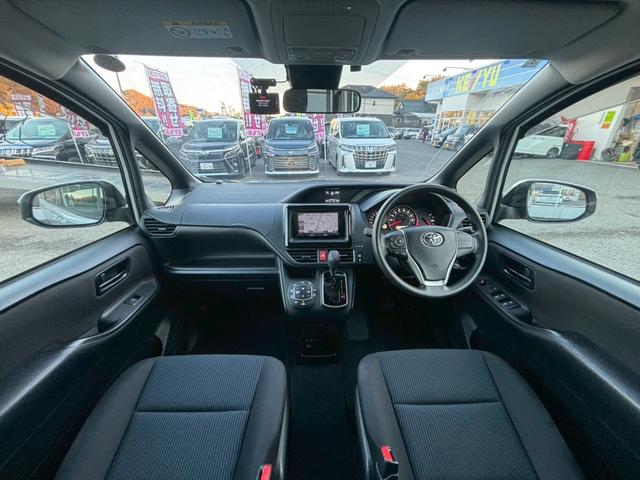ヴォクシー X【兵庫県仕入/4WD/禁煙】 【4WD/後期型】【電動スライドドア/トヨタセーフティセンス/衝突軽減/レーンキープ】【7型ナビ/バックカメラ/BT接続/CD・DVD再生】【ドラレコ/クルコン/LEDライト/ETC】(4枚目)