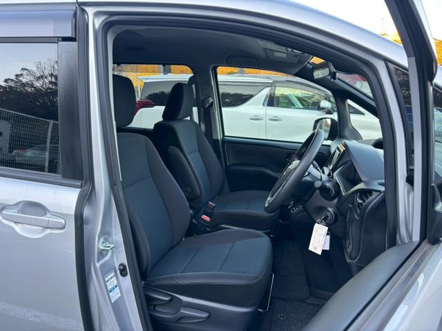 ヴォクシー X【兵庫県仕入/4WD/禁煙】 【4WD/後期型】【電動スライドドア/トヨタセーフティセンス/衝突軽減/レーンキープ】【7型ナビ/バックカメラ/BT接続/CD・DVD再生】【ドラレコ/クルコン/LEDライト/ETC】(11枚目)