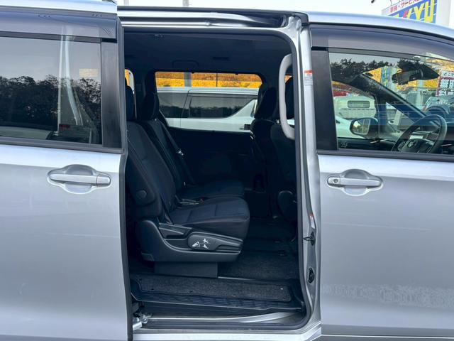 ヴォクシー X【兵庫県仕入/4WD/禁煙】 【4WD/後期型】【電動スライドドア/トヨタセーフティセンス/衝突軽減/レーンキープ】【7型ナビ/バックカメラ/BT接続/CD・DVD再生】【ドラレコ/クルコン/LEDライト/ETC】(14枚目)