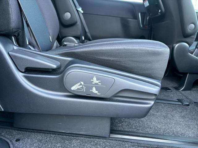 ヴォクシー X【兵庫県仕入/4WD/禁煙】 【4WD/後期型】【電動スライドドア/トヨタセーフティセンス/衝突軽減/レーンキープ】【7型ナビ/バックカメラ/BT接続/CD・DVD再生】【ドラレコ/クルコン/LEDライト/ETC】(16枚目)