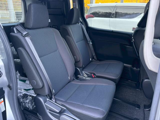 ヴォクシー X【兵庫県仕入/4WD/禁煙】 【4WD/後期型】【電動スライドドア/トヨタセーフティセンス/衝突軽減/レーンキープ】【7型ナビ/バックカメラ/BT接続/CD・DVD再生】【ドラレコ/クルコン/LEDライト/ETC】(17枚目)