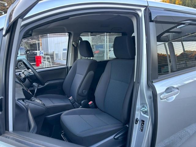 ヴォクシー X【兵庫県仕入/4WD/禁煙】 【4WD/後期型】【電動スライドドア/トヨタセーフティセンス/衝突軽減/レーンキープ】【7型ナビ/バックカメラ/BT接続/CD・DVD再生】【ドラレコ/クルコン/LEDライト/ETC】(19枚目)