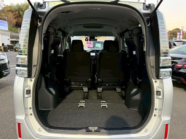 ヴォクシー X【兵庫県仕入/4WD/禁煙】 【4WD/後期型】【電動スライドドア/トヨタセーフティセンス/衝突軽減/レーンキープ】【7型ナビ/バックカメラ/BT接続/CD・DVD再生】【ドラレコ/クルコン/LEDライト/ETC】(27枚目)