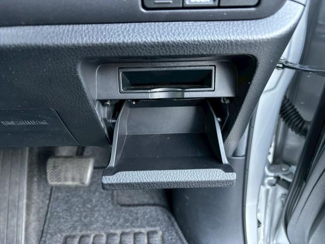 ヴォクシー X【兵庫県仕入/4WD/禁煙】 【4WD/後期型】【電動スライドドア/トヨタセーフティセンス/衝突軽減/レーンキープ】【7型ナビ/バックカメラ/BT接続/CD・DVD再生】【ドラレコ/クルコン/LEDライト/ETC】(51枚目)