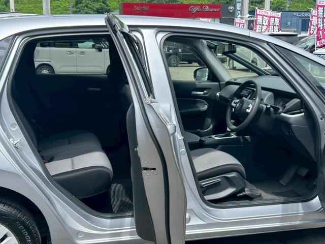 フィット ｅ：ＨＥＶベーシック【４ＷＤ】【禁煙車】【ワイパー熱線】　【追従クルコン／衝突軽減／車線逸脱警告／標識認識／コーナーセンサー】【ＬＥＤオートライト／ＬＥＤフォグ】【スマートキー／プッシュスタート】【オートエアコン】【２０２４年製ＶＲＸ２装着】【ＥＴＣ】（30枚目）