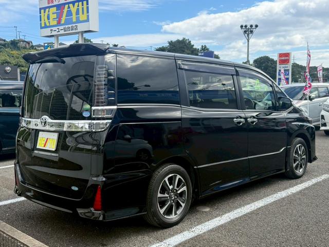 ヴォクシー ＺＳ　煌【禁煙車／冬タイヤＡＷ／トヨタセーフティセンス】　【クルーズコントロール／衝突軽減／車線逸脱警告／リヤオートエアコン】【両側電動ドア／ＬＥＤヘッドライト／オートライトハイビーム】【ＥＴＣ／バックカメラ／フルセグ／ＢＴ接続】【７型ナビ／前方ドラレコ】（3枚目）