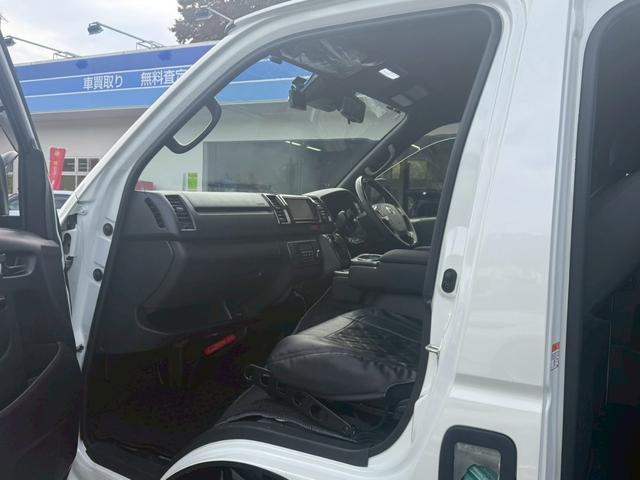 ハイエースバン スーパーＧＬ　ダークプライムＩＩ【４ＷＤ／ディーゼルターボ】　【ワンオーナー／禁煙／１００Ｖ電源】【ベッドキット付／トヨタセーフティセンス／全方位カメラ】【衝突軽減／コーナーセンサー／デジタルインナーミラー】【前後ドラレコ／ＬＥＤライト／オートハイビーム】（44枚目）