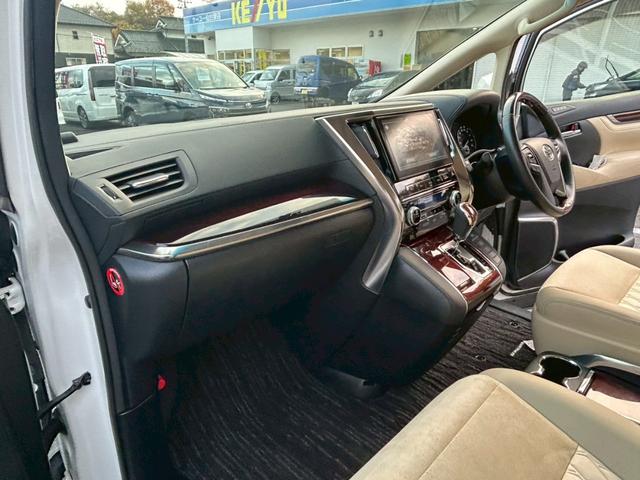 アルファード ２．５Ｇ【４ＷＤ／８人乗り】【１１型フリップダウンモニター】　【純正１０型ナビ／衝突軽減システム】【追従クルコン／コーナーセンサー】【ハーフレザーシート／電動シート】【パワーバックドア／前後ドラレコ／ＥＴＣ／バックカメラ】【ＬＥＤヘッドライト／フルセグＴＶ】（47枚目）