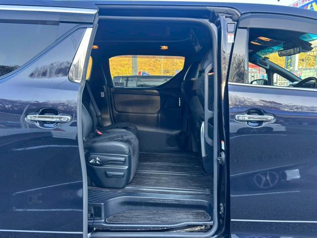 アルファードハイブリッド Ｓ　タイプゴールド【愛知仕入／４ＷＤ／モデリスタフルエアロ】　【シグネチェーイルミ／後席フリップダウンモニター／レーダー探知機／ＴＶキット】【ディスプレイオーディオナビ付／バックカメラ／フルセグ／ＥＴＣ】【バックカメラ／両側電動ドア／１００Ｖ電源／ハーフレザー】（17枚目）