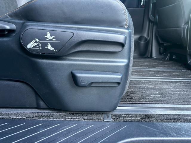 アルファードハイブリッド Ｓ　タイプゴールド【愛知仕入／４ＷＤ／モデリスタフルエアロ】　【シグネチェーイルミ／後席フリップダウンモニター／レーダー探知機／ＴＶキット】【ディスプレイオーディオナビ付／バックカメラ／フルセグ／ＥＴＣ】【バックカメラ／両側電動ドア／１００Ｖ電源／ハーフレザー】（18枚目）