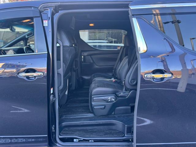 アルファードハイブリッド Ｓ　タイプゴールド【愛知仕入／４ＷＤ／モデリスタフルエアロ】　【シグネチェーイルミ／後席フリップダウンモニター／レーダー探知機／ＴＶキット】【ディスプレイオーディオナビ付／バックカメラ／フルセグ／ＥＴＣ】【バックカメラ／両側電動ドア／１００Ｖ電源／ハーフレザー】（28枚目）