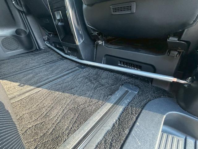 ヴェルファイアハイブリッド ＺＲ【愛知県仕入／４ＷＤ／禁煙／ツインサンルーフ】　【ＴＲＤフルエアロ／１１型ＢＩＧＸ／後席フリップダウンモニター】【追従クルコン／ブラインドスポットモニター／クリアランスソナー】【両側電動ドア／ＬＥＤライト／ツインＡ／Ｃ】【ＨＤＭＩ／１００Ｖ電源】（32枚目）