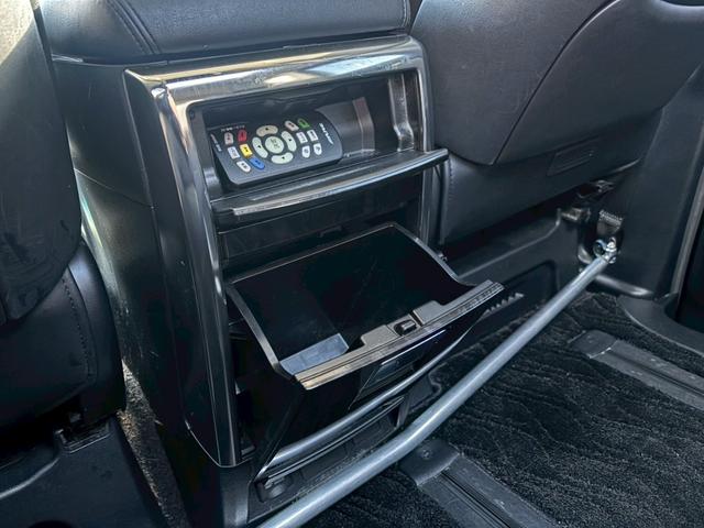 ヴェルファイアハイブリッド ＺＲ【愛知県仕入／４ＷＤ／禁煙／ツインサンルーフ】　【ＴＲＤフルエアロ／１１型ＢＩＧＸ／後席フリップダウンモニター】【追従クルコン／ブラインドスポットモニター／クリアランスソナー】【両側電動ドア／ＬＥＤライト／ツインＡ／Ｃ】【ＨＤＭＩ／１００Ｖ電源】（33枚目）