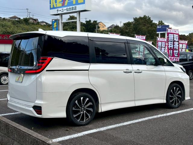 ノア S-Z【大阪府仕入】【プレミアムサウンドシステム】【禁煙車】 【10.5型ディスプレイ/14型フリップダウンモニター】【前後ドラレコ連動デジタルインナーミラー】【両側電動スライドドア】【追従クルコン/車線逸脱警告】【ハーフレザー/シートヒーター】【ETC2.0】(3枚目)