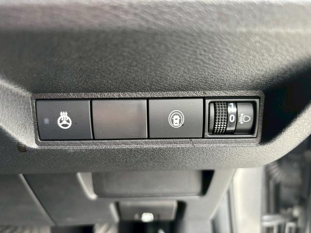 ノート Ｘ　ＦＯＵＲ　【４ＷＤ】【禁煙】【衝突軽減】　【ＳＤナビ／バックカメラ／ＢＴ接続】【ドライブレコーダー】【コーナーセンサー／車線逸脱警告】【ステアヒーター／シートヒーター】【オートライト】【ＥＴＣ】【アイドリングストップ】【電子パーキング】（11枚目）