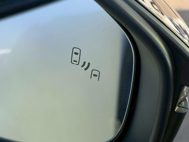 カローラクロス ハイブリッド　Ｚ【４ＷＤ／登録済み未使用車／後期型】　【パノラミックルーフ／全周囲モニター／アドバンスドパーク】【衝突軽減システム／車線逸脱警告／ブラインドスポットモニター／追従クルコン】【純正１０．５型ナビ機能付ＤＡ／フルセグＴＶ／ＥＴＣ２．０】（11枚目）