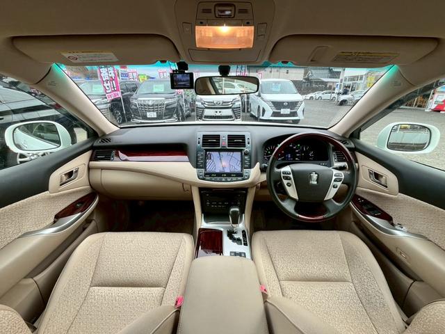 クラウン ロイヤルサルーン【禁煙車／夏＆冬タイヤＡＷセット】　【クルーズコントロール／コーナーセンサー】【サイドカメラ／バックカメラ／前後ドラレコ】【ビルトインＥＴＣ／ＨＩＤライト／オートライト】【純正ナビ／ＣＤ・ＤＶＤ再生】【電動シート／プッシュスタート】（4枚目）