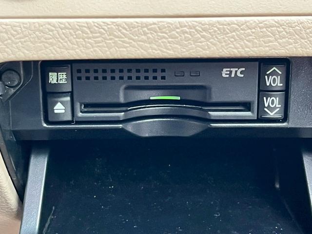 クラウン ロイヤルサルーン【禁煙車／夏＆冬タイヤＡＷセット】　【クルーズコントロール／コーナーセンサー】【サイドカメラ／バックカメラ／前後ドラレコ】【ビルトインＥＴＣ／ＨＩＤライト／オートライト】【純正ナビ／ＣＤ・ＤＶＤ再生】【電動シート／プッシュスタート】（16枚目）