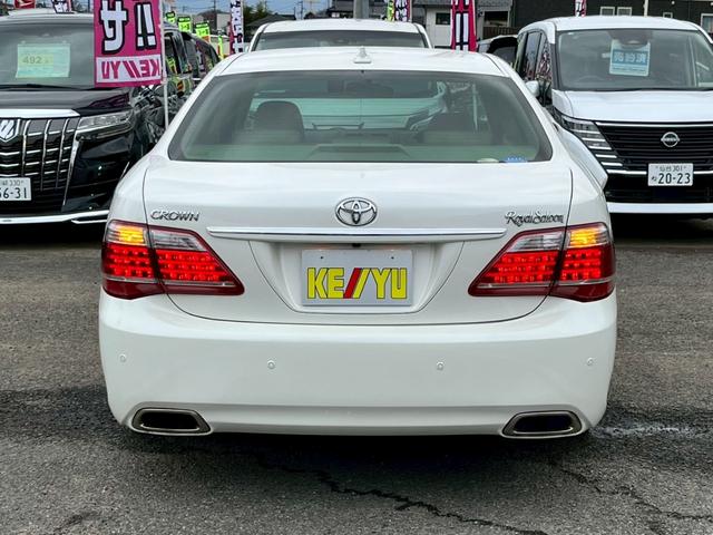 クラウン ロイヤルサルーン【禁煙車／夏＆冬タイヤＡＷセット】　【クルーズコントロール／コーナーセンサー】【サイドカメラ／バックカメラ／前後ドラレコ】【ビルトインＥＴＣ／ＨＩＤライト／オートライト】【純正ナビ／ＣＤ・ＤＶＤ再生】【電動シート／プッシュスタート】（25枚目）
