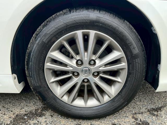 クラウン ロイヤルサルーン【禁煙車／夏＆冬タイヤＡＷセット】　【クルーズコントロール／コーナーセンサー】【サイドカメラ／バックカメラ／前後ドラレコ】【ビルトインＥＴＣ／ＨＩＤライト／オートライト】【純正ナビ／ＣＤ・ＤＶＤ再生】【電動シート／プッシュスタート】（33枚目）