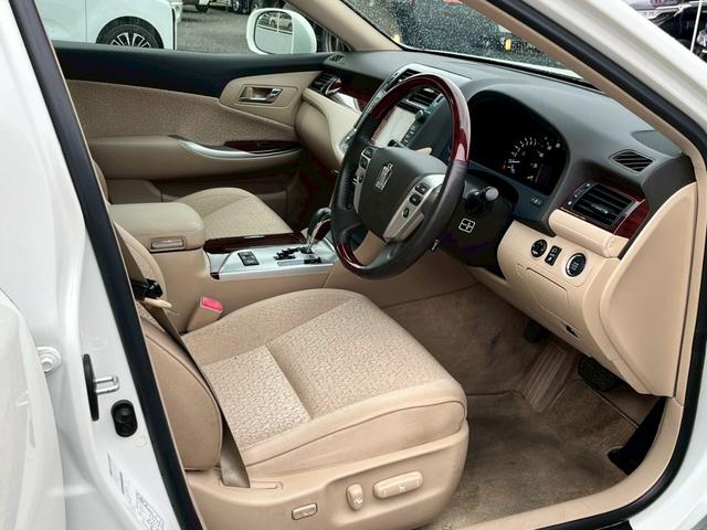 クラウン ロイヤルサルーン【禁煙車／夏＆冬タイヤＡＷセット】　【クルーズコントロール／コーナーセンサー】【サイドカメラ／バックカメラ／前後ドラレコ】【ビルトインＥＴＣ／ＨＩＤライト／オートライト】【純正ナビ／ＣＤ・ＤＶＤ再生】【電動シート／プッシュスタート】（35枚目）