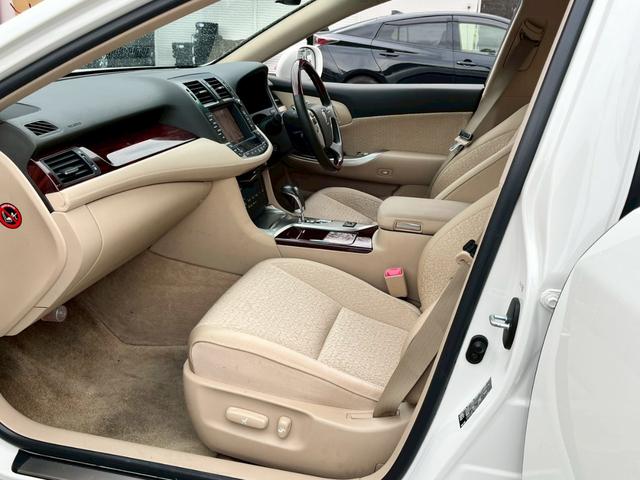 クラウン ロイヤルサルーン【禁煙車／夏＆冬タイヤＡＷセット】　【クルーズコントロール／コーナーセンサー】【サイドカメラ／バックカメラ／前後ドラレコ】【ビルトインＥＴＣ／ＨＩＤライト／オートライト】【純正ナビ／ＣＤ・ＤＶＤ再生】【電動シート／プッシュスタート】（41枚目）