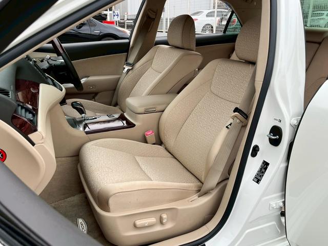 クラウン ロイヤルサルーン【禁煙車／夏＆冬タイヤＡＷセット】　【クルーズコントロール／コーナーセンサー】【サイドカメラ／バックカメラ／前後ドラレコ】【ビルトインＥＴＣ／ＨＩＤライト／オートライト】【純正ナビ／ＣＤ・ＤＶＤ再生】【電動シート／プッシュスタート】（42枚目）