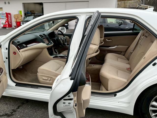 クラウン ロイヤルサルーン【禁煙車／夏＆冬タイヤＡＷセット】　【クルーズコントロール／コーナーセンサー】【サイドカメラ／バックカメラ／前後ドラレコ】【ビルトインＥＴＣ／ＨＩＤライト／オートライト】【純正ナビ／ＣＤ・ＤＶＤ再生】【電動シート／プッシュスタート】（47枚目）