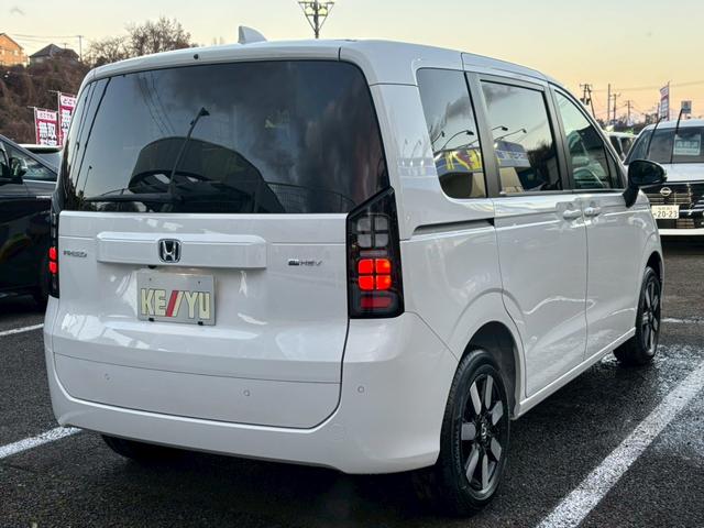 フリード ｅ：ＨＥＶエアー　ＥＸ【４ＷＤ／登録済み未使用車／６人乗り】　【１１．４型ナビ／ホンダセンシング／マルチビューカメラ】【ＥＴＣ２．０／ＬＥＤヘッドライト／ワイパー熱線】【フルセグＴＶ／ＢＴ接続】【電動パーキング／ブレーキホールド】【シートヒーター／ハーフレザー】（3枚目）