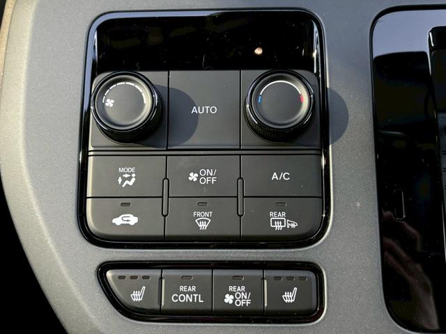 フリード ｅ：ＨＥＶエアー　ＥＸ【４ＷＤ／登録済み未使用車／６人乗り】　【１１．４型ナビ／ホンダセンシング／マルチビューカメラ】【ＥＴＣ２．０／ＬＥＤヘッドライト／ワイパー熱線】【フルセグＴＶ／ＢＴ接続】【電動パーキング／ブレーキホールド】【シートヒーター／ハーフレザー】（12枚目）