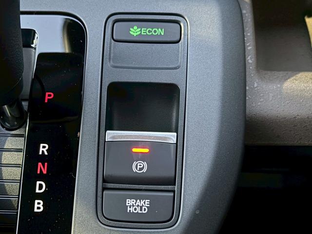 フリード ｅ：ＨＥＶエアー　ＥＸ【４ＷＤ／登録済み未使用車／６人乗り】　【１１．４型ナビ／ホンダセンシング／マルチビューカメラ】【ＥＴＣ２．０／ＬＥＤヘッドライト／ワイパー熱線】【フルセグＴＶ／ＢＴ接続】【電動パーキング／ブレーキホールド】【シートヒーター／ハーフレザー】（14枚目）