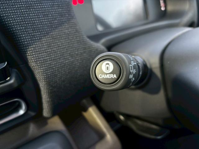 フリード ｅ：ＨＥＶエアー　ＥＸ【４ＷＤ／登録済み未使用車／６人乗り】　【１１．４型ナビ／ホンダセンシング／マルチビューカメラ】【ＥＴＣ２．０／ＬＥＤヘッドライト／ワイパー熱線】【フルセグＴＶ／ＢＴ接続】【電動パーキング／ブレーキホールド】【シートヒーター／ハーフレザー】（17枚目）