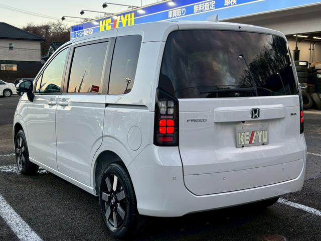フリード ｅ：ＨＥＶエアー　ＥＸ【４ＷＤ／登録済み未使用車／６人乗り】　【１１．４型ナビ／ホンダセンシング／マルチビューカメラ】【ＥＴＣ２．０／ＬＥＤヘッドライト／ワイパー熱線】【フルセグＴＶ／ＢＴ接続】【電動パーキング／ブレーキホールド】【シートヒーター／ハーフレザー】（24枚目）