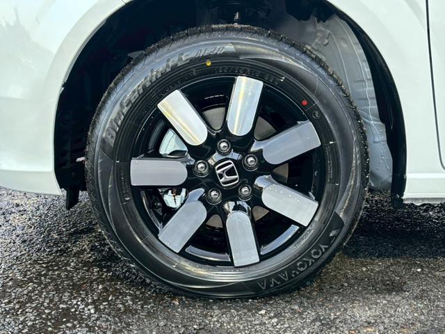 フリード ｅ：ＨＥＶエアー　ＥＸ【４ＷＤ／登録済み未使用車／６人乗り】　【１１．４型ナビ／ホンダセンシング／マルチビューカメラ】【ＥＴＣ２．０／ＬＥＤヘッドライト／ワイパー熱線】【フルセグＴＶ／ＢＴ接続】【電動パーキング／ブレーキホールド】【シートヒーター／ハーフレザー】（27枚目）