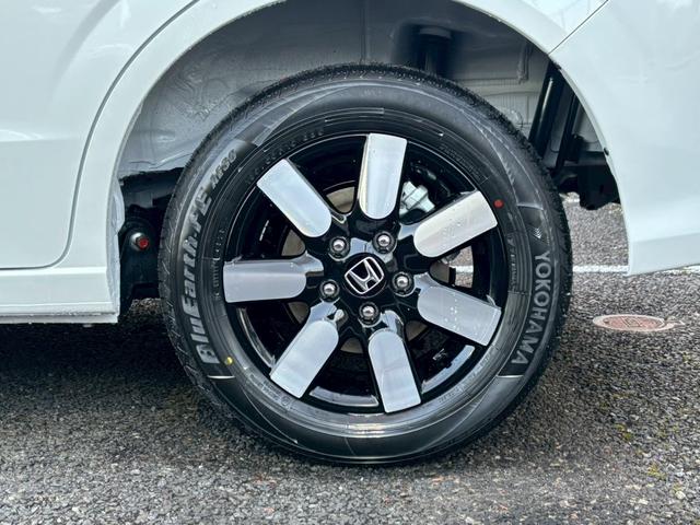 フリード ｅ：ＨＥＶエアー　ＥＸ【４ＷＤ／登録済み未使用車／６人乗り】　【１１．４型ナビ／ホンダセンシング／マルチビューカメラ】【ＥＴＣ２．０／ＬＥＤヘッドライト／ワイパー熱線】【フルセグＴＶ／ＢＴ接続】【電動パーキング／ブレーキホールド】【シートヒーター／ハーフレザー】（28枚目）