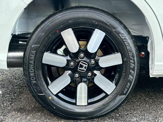 フリード ｅ：ＨＥＶエアー　ＥＸ【４ＷＤ／登録済み未使用車／６人乗り】　【１１．４型ナビ／ホンダセンシング／マルチビューカメラ】【ＥＴＣ２．０／ＬＥＤヘッドライト／ワイパー熱線】【フルセグＴＶ／ＢＴ接続】【電動パーキング／ブレーキホールド】【シートヒーター／ハーフレザー】（29枚目）