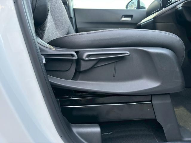 フリード ｅ：ＨＥＶエアー　ＥＸ【４ＷＤ／登録済み未使用車／６人乗り】　【１１．４型ナビ／ホンダセンシング／マルチビューカメラ】【ＥＴＣ２．０／ＬＥＤヘッドライト／ワイパー熱線】【フルセグＴＶ／ＢＴ接続】【電動パーキング／ブレーキホールド】【シートヒーター／ハーフレザー】（34枚目）