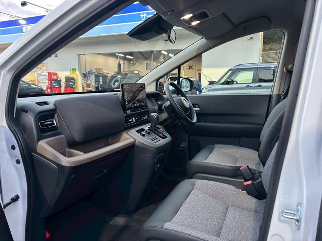 フリード ｅ：ＨＥＶエアー　ＥＸ【４ＷＤ／登録済み未使用車／６人乗り】　【１１．４型ナビ／ホンダセンシング／マルチビューカメラ】【ＥＴＣ２．０／ＬＥＤヘッドライト／ワイパー熱線】【フルセグＴＶ／ＢＴ接続】【電動パーキング／ブレーキホールド】【シートヒーター／ハーフレザー】（39枚目）