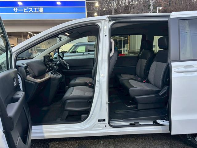 フリード ｅ：ＨＥＶエアー　ＥＸ【４ＷＤ／登録済み未使用車／６人乗り】　【１１．４型ナビ／ホンダセンシング／マルチビューカメラ】【ＥＴＣ２．０／ＬＥＤヘッドライト／ワイパー熱線】【フルセグＴＶ／ＢＴ接続】【電動パーキング／ブレーキホールド】【シートヒーター／ハーフレザー】（42枚目）