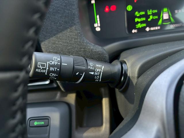 フリード ｅ：ＨＥＶエアー　ＥＸ【４ＷＤ／登録済み未使用車／６人乗り】　【１１．４型ナビ／ホンダセンシング／マルチビューカメラ】【ＥＴＣ２．０／ＬＥＤヘッドライト／ワイパー熱線】【フルセグＴＶ／ＢＴ接続】【電動パーキング／ブレーキホールド】【シートヒーター／ハーフレザー】（48枚目）