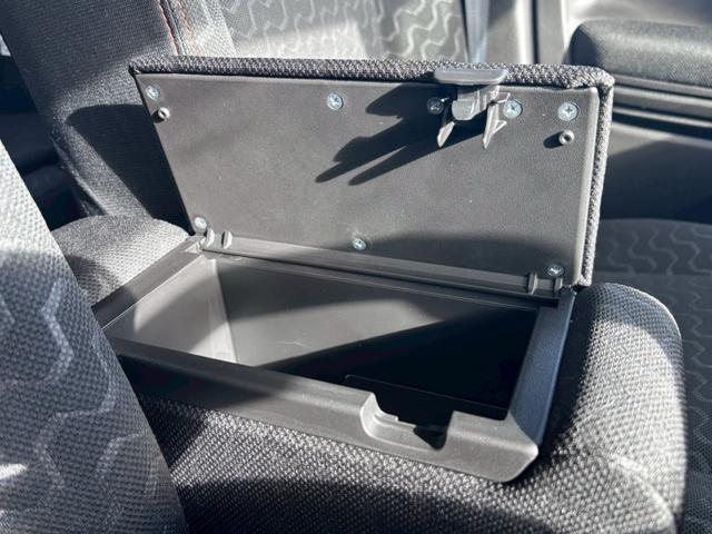 スペーシアギア ハイブリッドＸＺ　ターボ【４ＷＤ／届出済未使用車】　【全方位モニター付９型ナビ／スズキセーフティサポート】【衝突軽減システム／車線逸脱警告／追従クルコン】【両側電動スライド／ＬＥＤヘッドライト／パドルシフト】【フルセグＴＶ／ＢＴ接続】【シートヒーター】（63枚目）