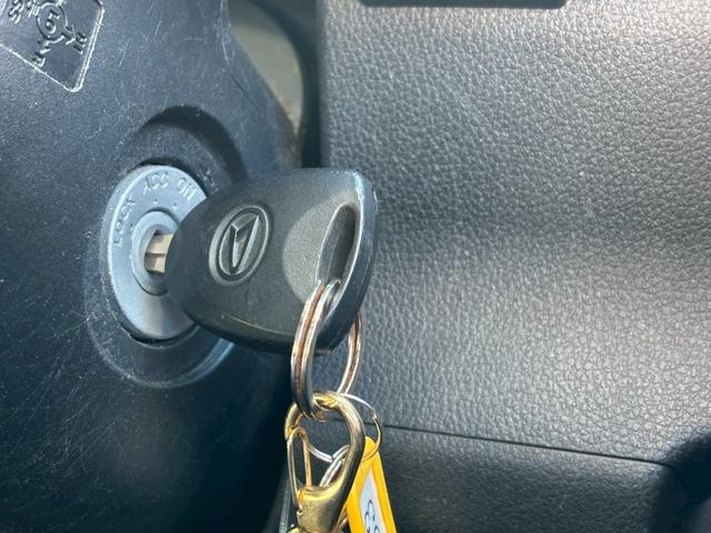 ハイゼットカーゴ ＤＸ【パートタイム４ＷＤ／禁煙車】【衝突被害軽減／車線逸脱】　【前後コーナーセンサー／オートヘッドライト】【パワーウィンドウ／キーレスエントリー】【電動格納ドアミラー／ヘッドライトレベライザー】【２０２４年式ＹＯＫＯＨＡＭＡスタッドレスタイヤ装着車】（15枚目）