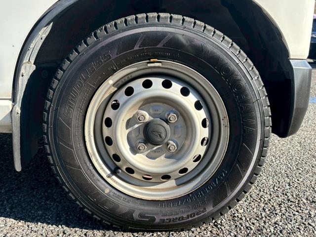 ハイゼットカーゴ ＤＸ【パートタイム４ＷＤ／禁煙車】【衝突被害軽減／車線逸脱】　【前後コーナーセンサー／オートヘッドライト】【パワーウィンドウ／キーレスエントリー】【電動格納ドアミラー／ヘッドライトレベライザー】【２０２４年式ＹＯＫＯＨＡＭＡスタッドレスタイヤ装着車】（32枚目）