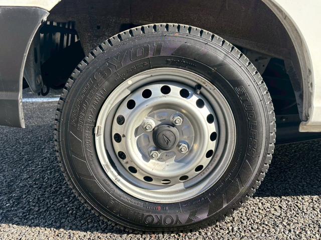 ハイゼットカーゴ ＤＸ【パートタイム４ＷＤ／禁煙車】【衝突被害軽減／車線逸脱】　【前後コーナーセンサー／オートヘッドライト】【パワーウィンドウ／キーレスエントリー】【電動格納ドアミラー／ヘッドライトレベライザー】【２０２４年式ＹＯＫＯＨＡＭＡスタッドレスタイヤ装着車】（33枚目）